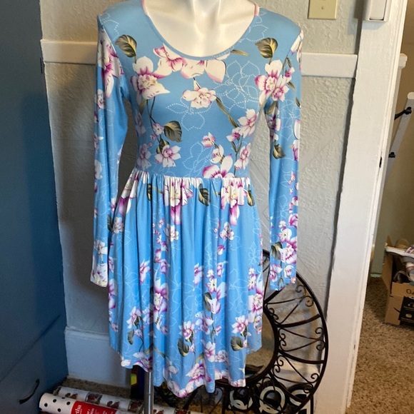 Longyuan long sleeved dress - Picture 2 of 5